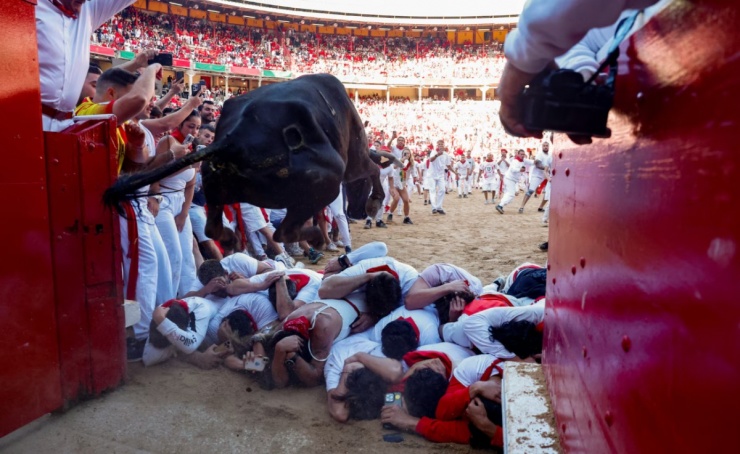 Dù nổi tiếng và thu hút hàng chục nghìn người tham gia hằng năm, San Fermin bị coi là một trong những lễ hội nguy hiểm trên thế giới. Sự kiện từng bị các hiệp hội bảo vệ động vật toàn cầu như PETA lên án.