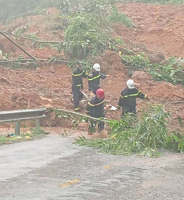 Sạt lở vùi lấp ôtô ở Hà Giang, 11 người chết - 19