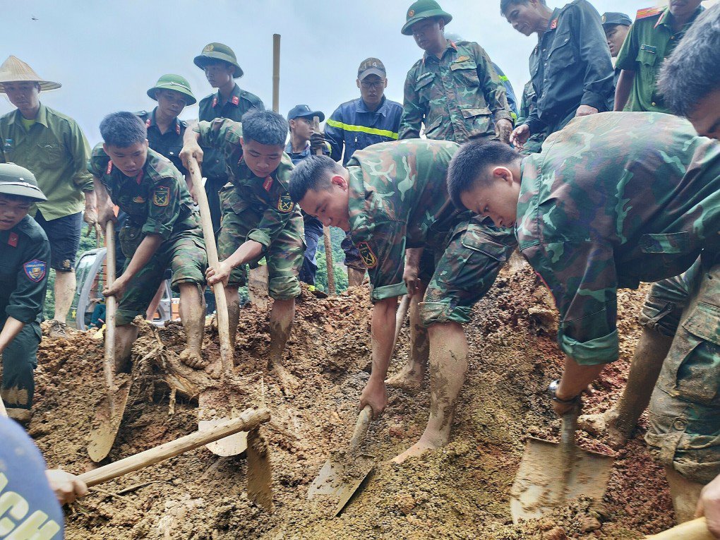 Sạt lở vùi lấp ôtô ở Hà Giang, 11 người chết - 10