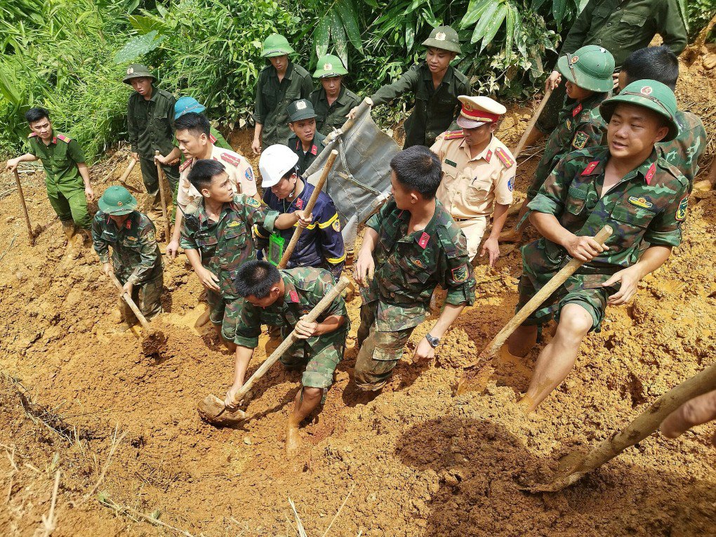 Sạt lở vùi lấp ôtô ở Hà Giang, 11 người chết - 6