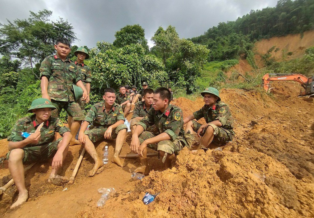 Sạt lở vùi lấp ôtô ở Hà Giang, 11 người chết - 1