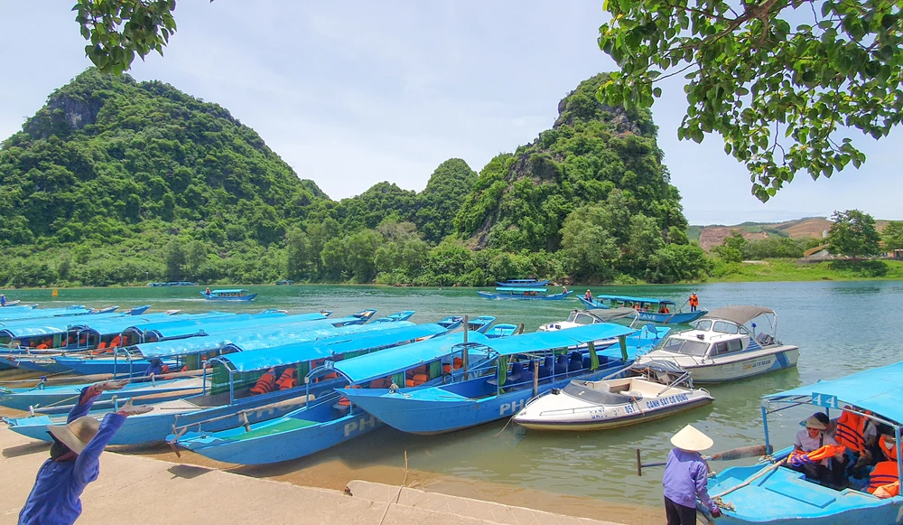 Phút nghỉ ngơi của đội thuyền du lịch trong lúc chờ du khách tham quan hang động. Ảnh: B.T