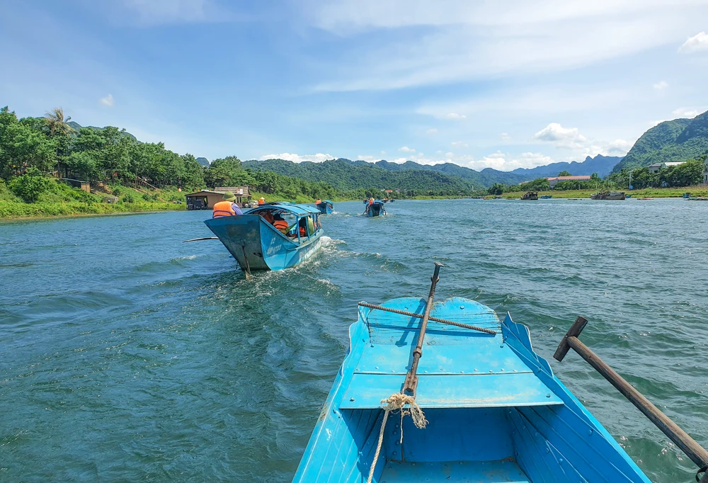 Để vào tham quan động Phong Nha, du khách phải di chuyển bằng thuyền máy ngược dòng sông Son với chiều dài khoảng 5 km. Ảnh: B.T