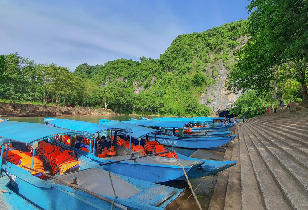 Hình ảnh đội thuyền chờ du khách tham quan trước cửa động Phong Nha. Ảnh: B.T