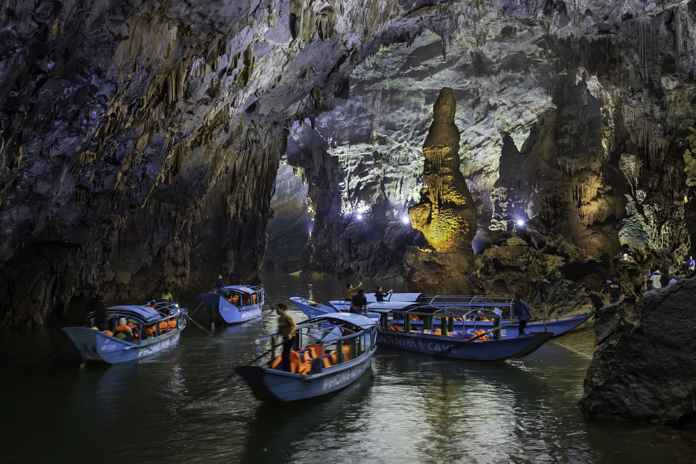 Thuyền nườm nượp nối đuôi nhau chở du khách vào động Phong Nha - 8