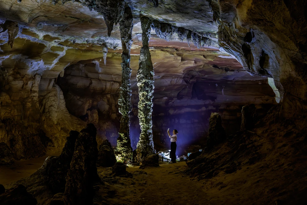 Các thạch nhũ trong động trải qua hàng triệu năm kiến tạo từ đá vôi dạng karst, bị nước mưa thẩm thấu, hòa tan và chảy xuống vô cùng lạ mắt. Ảnh: B.T