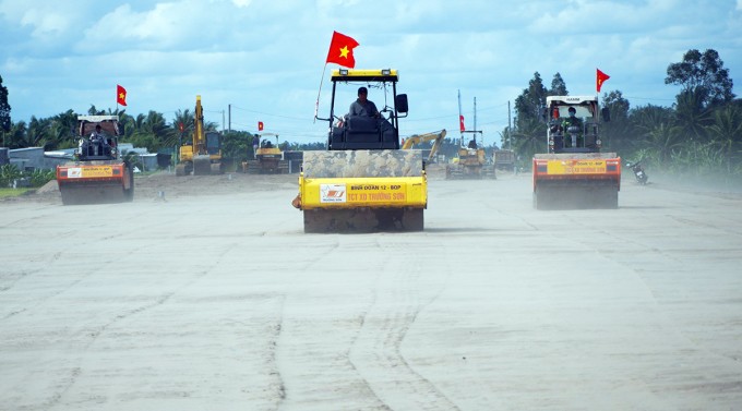 Thi công cao tốc Cần Thơ - Cà Mau, đoạn qua huyện Vị Thủy, Hậu Giang, chiều 12/7. Ảnh: An Bình