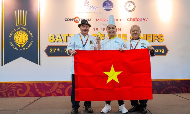 Nguyễn Hữu Thiên Ân (giữa) nhận giải thưởng tại cuộc thi Battle of the chefs 2024.