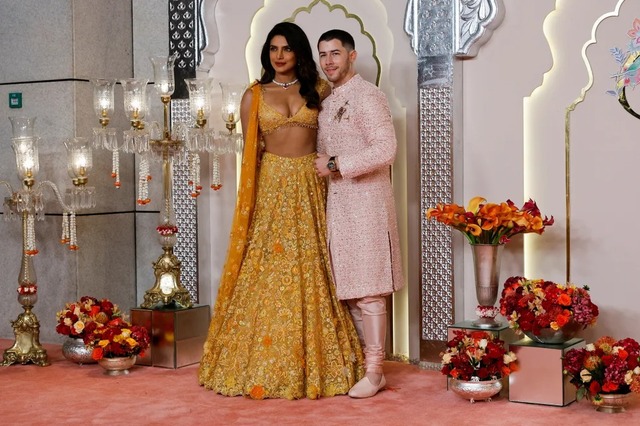 Cặp đôi ca sĩ Nick Jonas và Priyanka Chopra tạo dáng trên thảm đỏ tại đám cưới của vợ chồng Anant Ambani và Radhika Merchant ở Mumbai - Ấn Độ hôm 12-7. Ảnh: Reuters