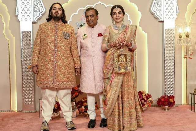 Vợ chồng tỉ phú Mukesh Ambani và con trai út Anant Ambani (trái). Ảnh: Reuters