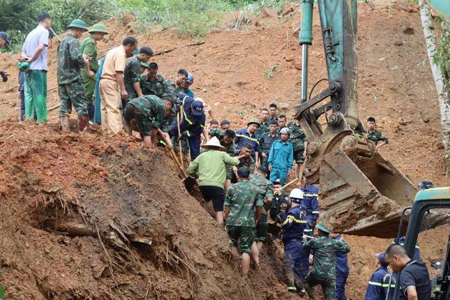 Lực lượng chức năng đang khẩn trương tìm kiếm những người bị vùi lấp.