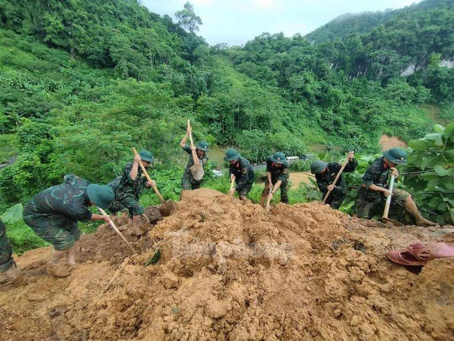 Lực lượng chức năng đang tích cực tìm kiếm người bị nạn.