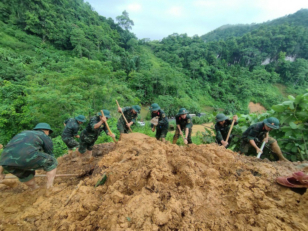 Sạt lở vùi lấp ôtô ở Hà Giang, 11 người chết - 11