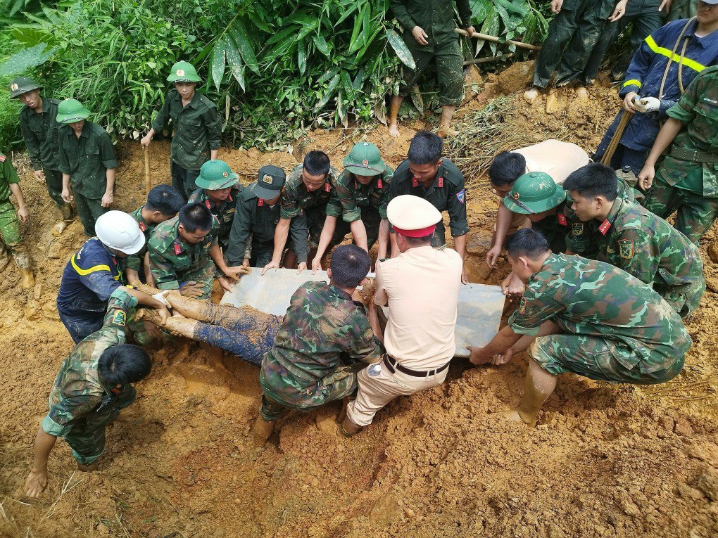 Sạt lở vùi lấp ôtô ở Hà Giang, 11 người chết - 7