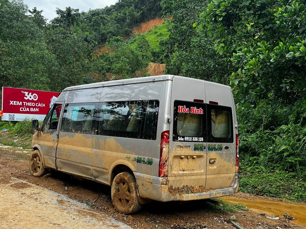 Sạt lở vùi lấp ôtô ở Hà Giang, 11 người chết - 5