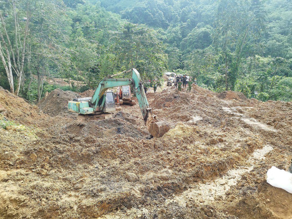 Sạt lở vùi lấp ôtô ở Hà Giang, 11 người chết - 2