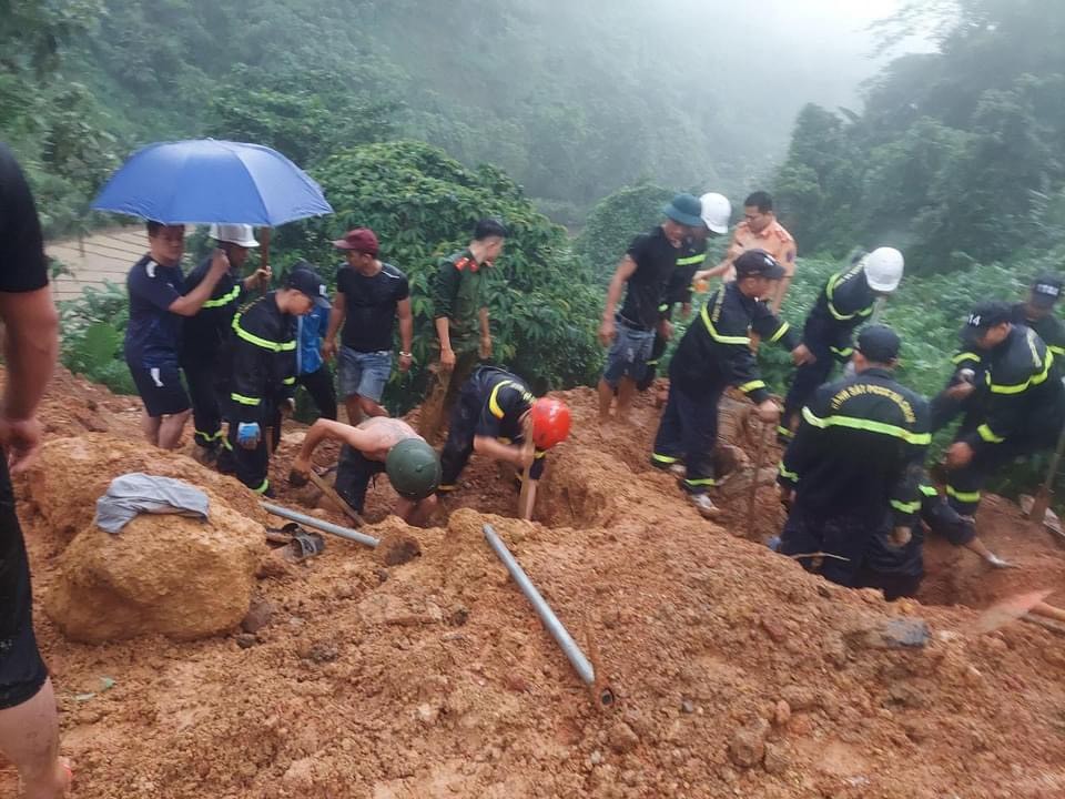 Sạt lở vùi lấp ôtô ở Hà Giang, 11 người chết - 21