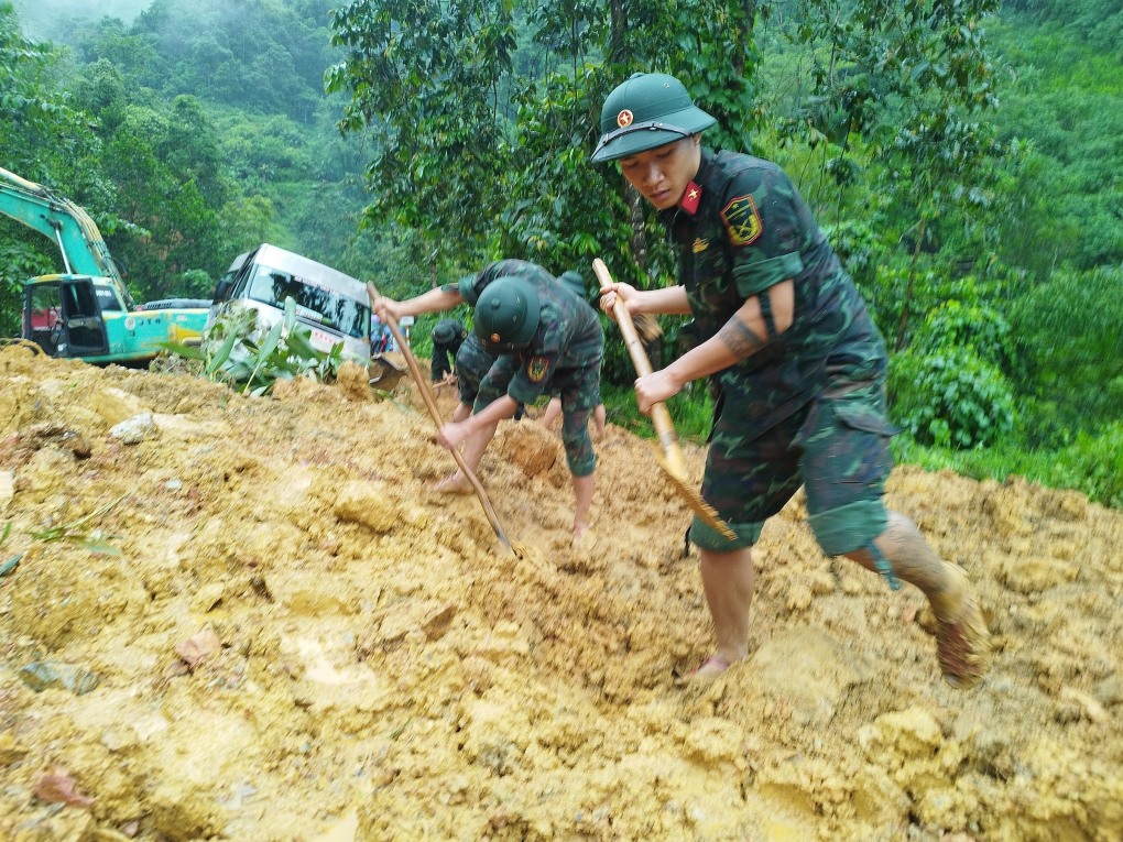 Sạt lở vùi lấp ôtô ở Hà Giang, 11 người chết - 12