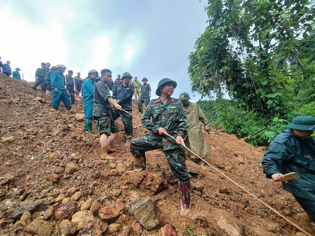 Sạt lở vùi lấp ôtô ở Hà Giang, 11 người chết - 13