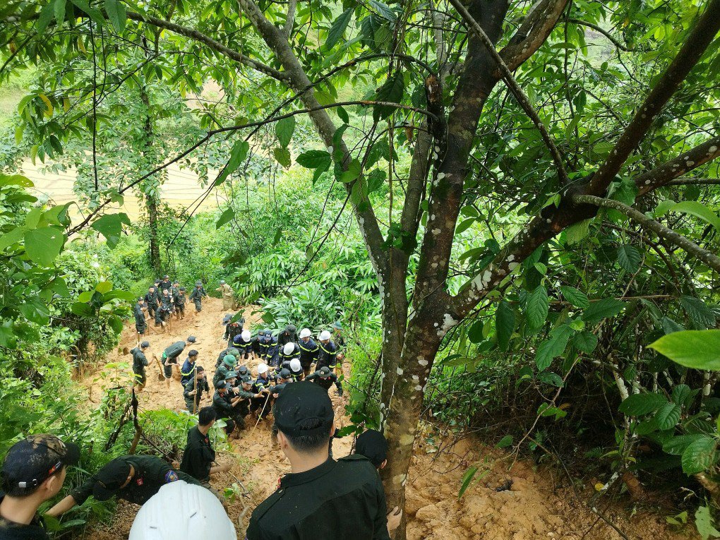 Sạt lở vùi lấp ôtô ở Hà Giang, 11 người chết - 14