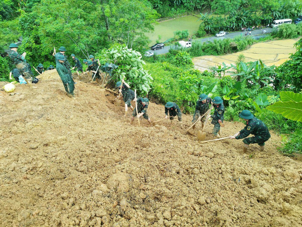 Sạt lở vùi lấp ôtô ở Hà Giang, 11 người chết - 9