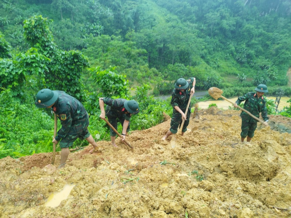 Sạt lở vùi lấp ôtô ở Hà Giang, 11 người chết - 18