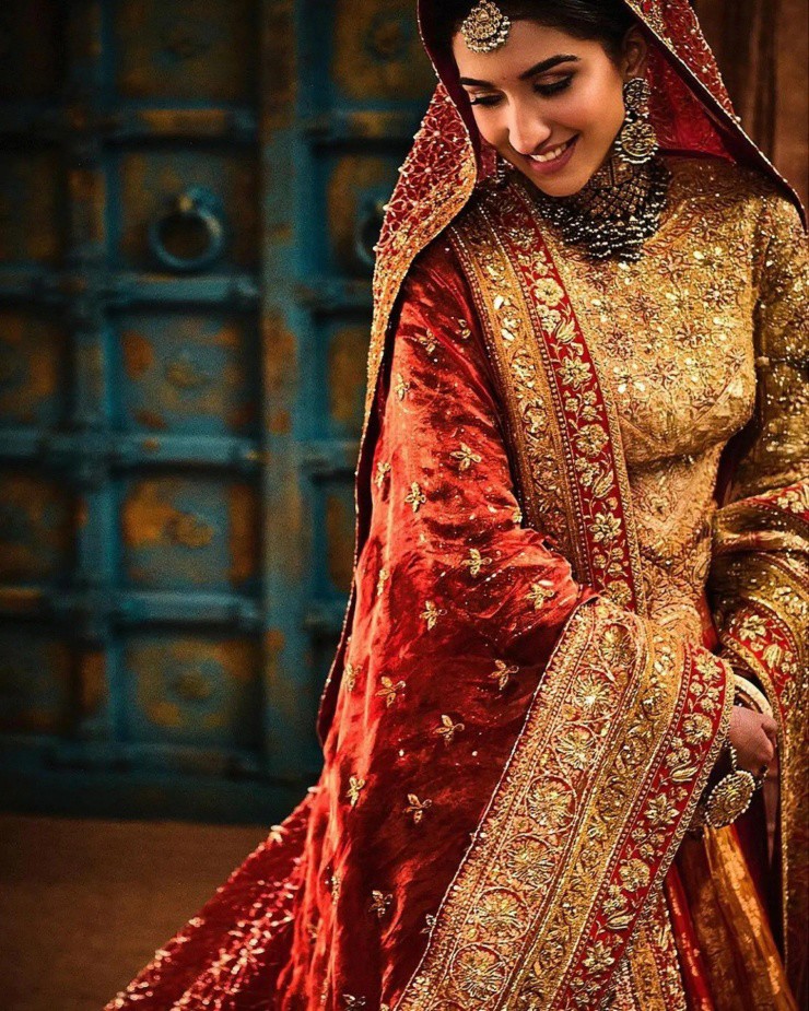 Bộ trang phục thứ hai là váy lehenga họa tiết thổ cẩm Banarasi, lấy cảm hứng từ cách dệt cổ xưa ở thế kỷ 19, tôn vinh sự thanh lịch, vẻ đẹp vượt thời gian của Ấn Độ.