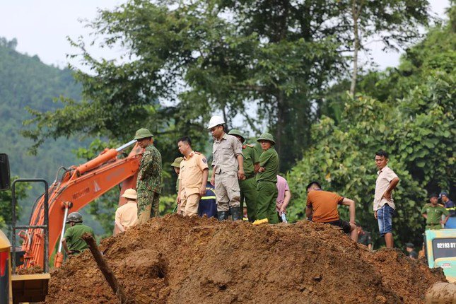 Lực lượng chức năng huy động 4 máy xúc để san gạt đất, tìm kiếm nạn nhân bị mất tích.