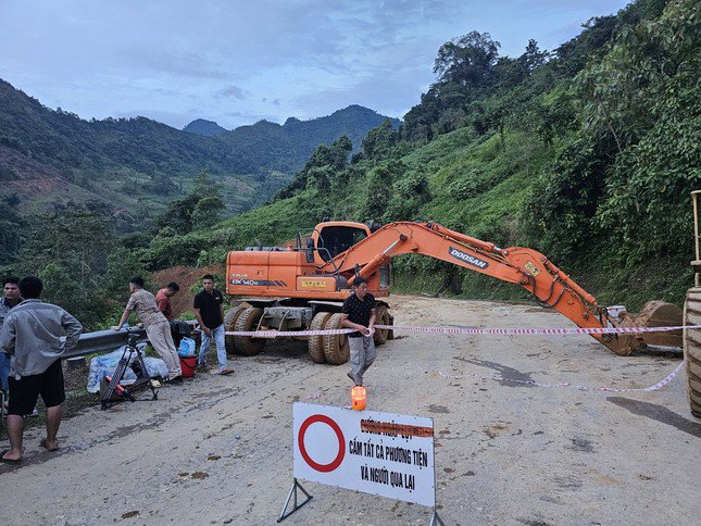 Các lực lượng cứu hộ, cứu nạn tạm dừng tìm kiếm đến sáng 14/7.