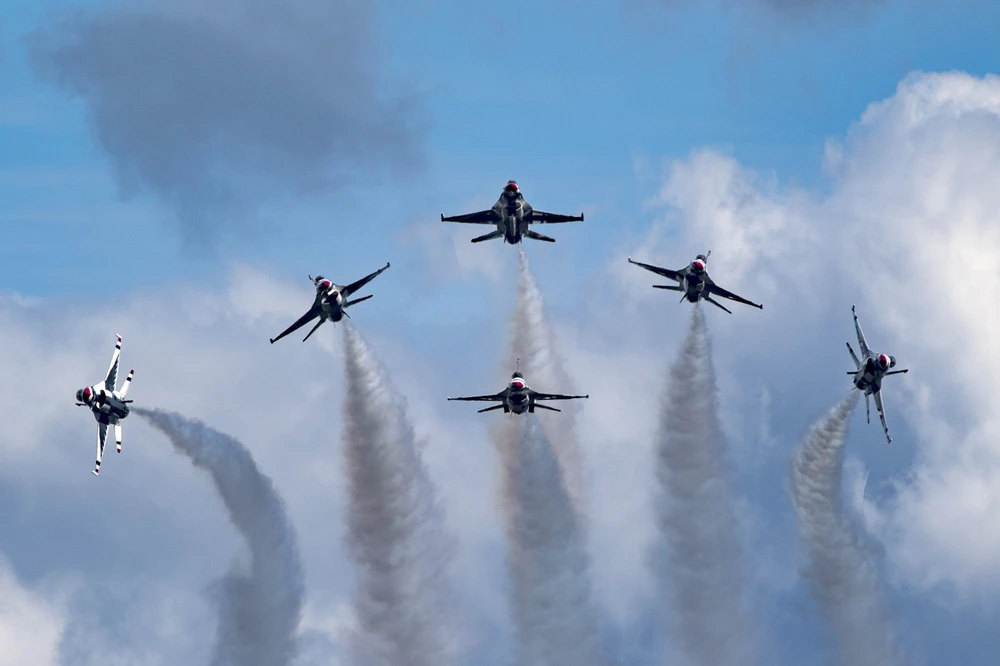 Các tiêm kích F-16 bay biểu diễn tại triển lãm hàng không Thunder Over South Georgia ở căn cứ không quân Moody (bang Georgia, Mỹ) ngày 28-10-2017. Ảnh: Daniel Snider/BỘ QUỐC PHÒNG MỸ