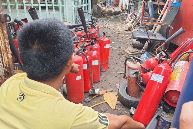 Anh em ông L. huy động hơn 30 bình chữa cháy để hỗ trợ dập lửa. Ảnh: Hoàng Thuận.