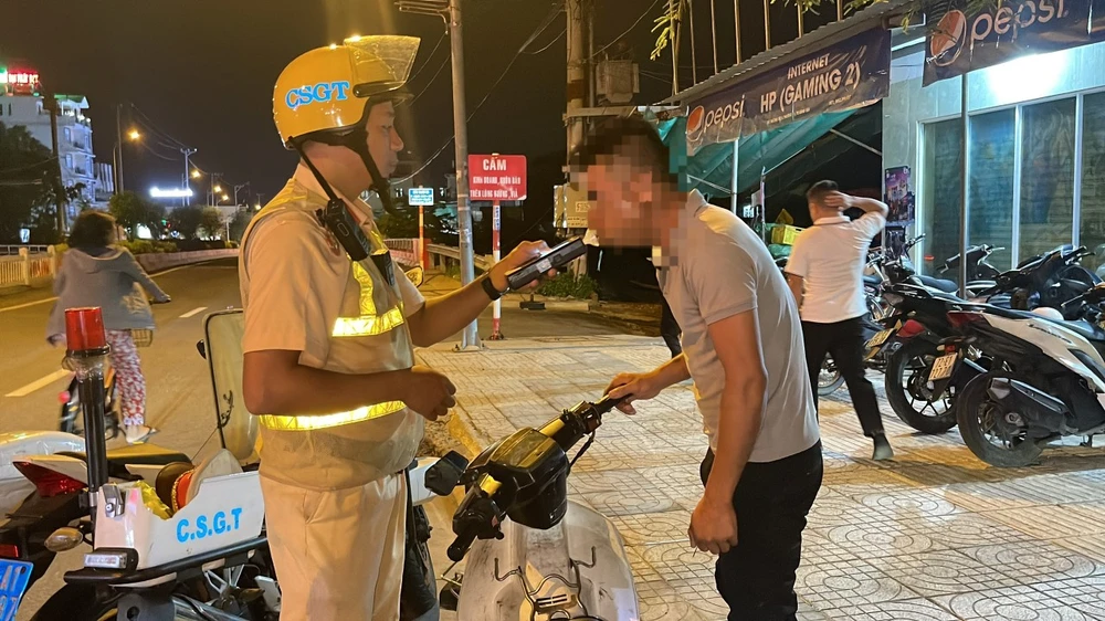 Công an TP Vũng Tàu và các địa phương phối hợp kiểm soát, xử lý vi phạm theo chuyên đề về nồng độ cồn và ma túy. Ảnh: XT