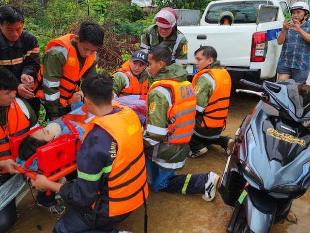 Lực lượng Công an TP Phú Quốc cứu hộ một sản phụ chuẩn bị sinh ra khỏi khu vực bị mưa lũ cô lập để đến bệnh viện 