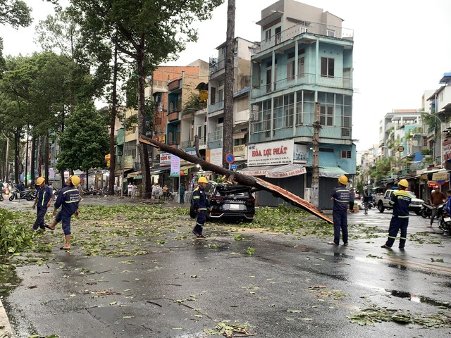 Nóc ô tô bị sập, rất may người bên trong xe vẫn an toàn