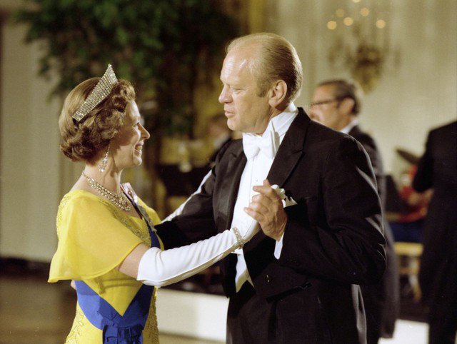 Cựu Tổng thống Mỹ Gerald Ford khiêu vũ cùng Nữ hoàng Anh Elizabeth II tại thủ đô Washington vào năm 1976. Ảnh: Reuters