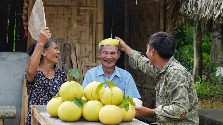 Có cháu trai về sống cùng và đỡ đần công việc nhà cửa, đồng ruộng, ông bà rất vui và phấn khởi.