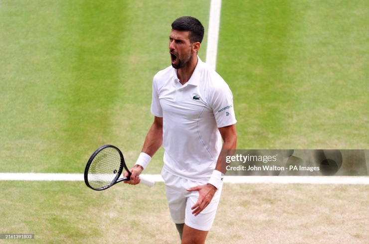 Đỉnh điểm hấp dẫn xuất hiện ở game 10, thời điểm Nole cứu 3 match-point trước khi kéo Alcaraz vào loạt tie-break