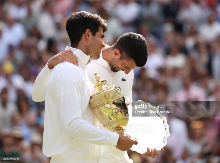 Djokovic vui vẻ&nbsp;chia vui với&nbsp;đàn em