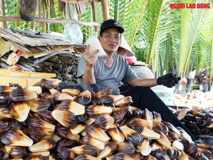 Bà Lê Thị Nga, Tổ trưởng Tổ Hợp tác liên kết tiêu thụ dừa nước, chia sẻ thời điểm đầu, việc tiêu thụ dừa nước của các gia đình rất khó khăn. Dần sau đó, khách đặt hàng nhiều và đông hơn, trong khi đó việc cung cấp sản phẩm theo hình thức nhỏ lẻ từng gia đình mang lại lợi nhuận không cao, nên bà con quyết định liên kết thành lập tổ hợp tác