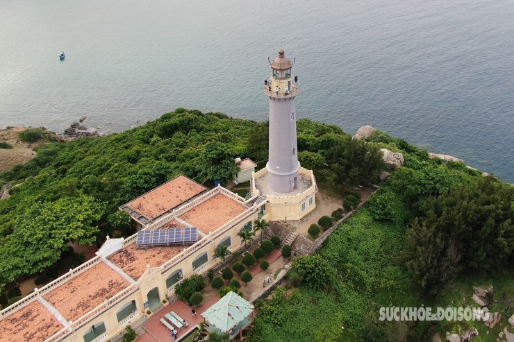 Hải đăng Đại Lãnh không chỉ là một nơi thực hiện nhiệm vụ canh gác, bảo vệ sự an toàn của người dân sinh sống gần biển mà công trình này còn là điểm đến được yêu thích với view ngắm biển cực đỉnh.