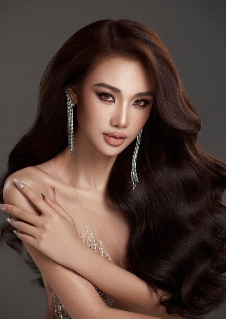 Đặng Huyền Trang (SBD 123) là thí
sinh lọt top 40 Miss Grand Vietnam 2024. Cô sinh năm 1997, quê Ninh
Bình và đang theo học tại Đại học Sân khấu - Điện ảnh Hà Nội. Huyền
Trang sở hữu gương mặt đậm chất Á Đông và vóc dáng cân đối với số
đo ba vòng 82-56-92cm. 