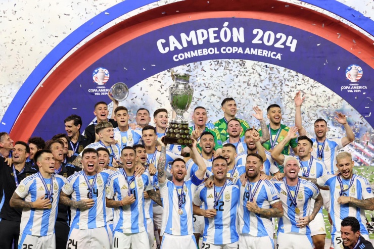 Phải đến phút 112, Lautaro Martinez ghi bàn thắng quý hơn vàng, giúp Argentina bảo vệ thành công chức vô địch Copa America. Với danh hiệu này, Argentina tạo nên kỷ lục 16 lần đăng quang, vượt qua Uruguay trở thành đội giàu thành tích nhất ở giải đấu này. Ảnh: Copa America .