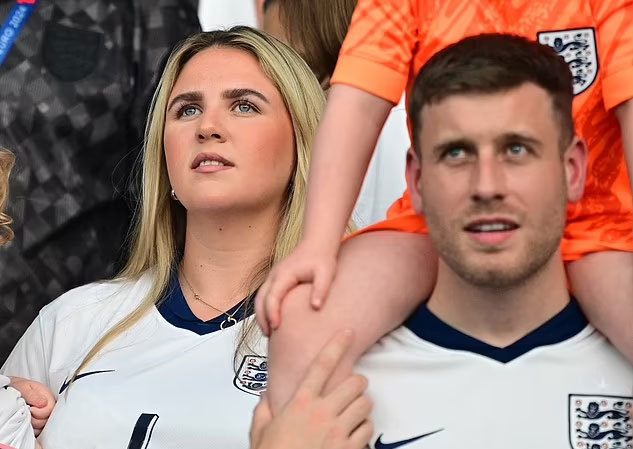 Bạn gái lâu năm Lauren Fryer của tiền vệ Declan Rice.