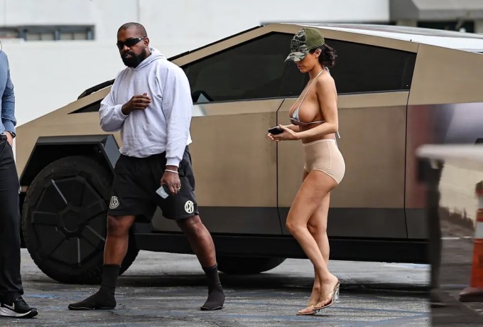 Kanye West lái xe điện chở vợ đi chơi hôm thứ Bảy. Ảnh: Backgrid