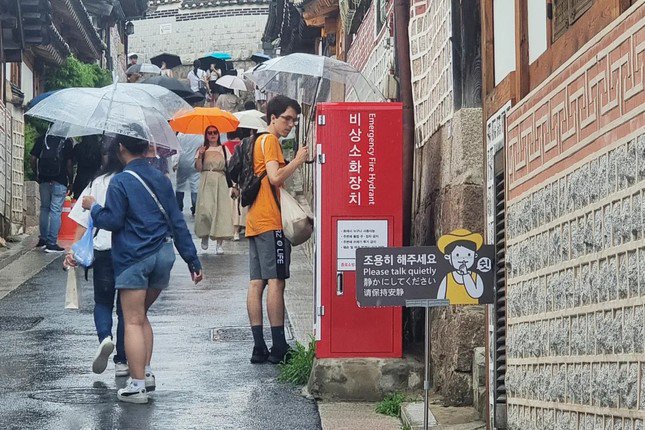 Làng cổ Seoul bất ngờ áp lệnh giới nghiêm du lịch
