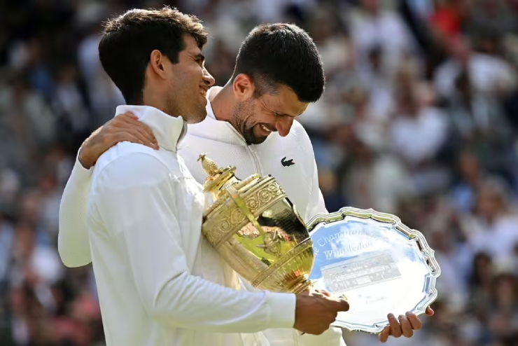 Djokovic (phải) thừa nhận Alcaraz (trái) giỏi hơn mình