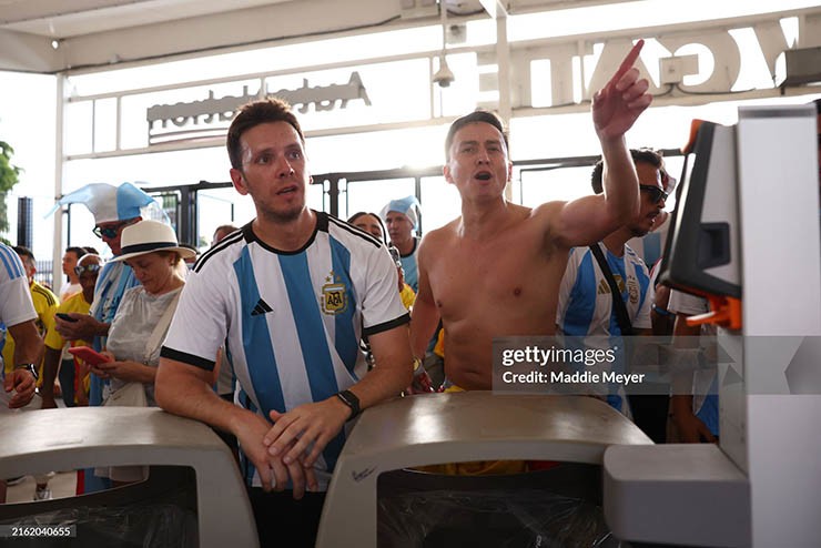 Nóng sự cố chung kết Copa America: Fan gây náo loạn, cảnh sát nỗ lực trấn áp - 10