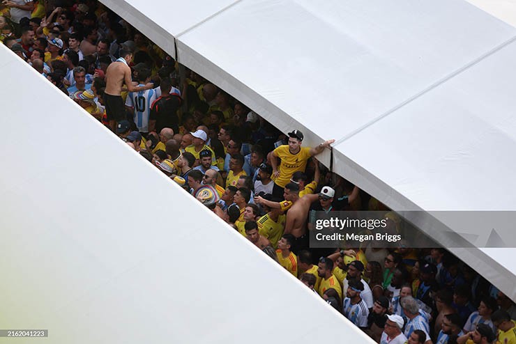 Nóng sự cố chung kết Copa America: Fan gây náo loạn, cảnh sát nỗ lực trấn áp - 3