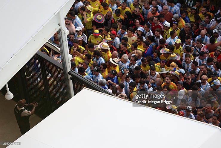 Nóng sự cố chung kết Copa America: Fan gây náo loạn, cảnh sát nỗ lực trấn áp - 4