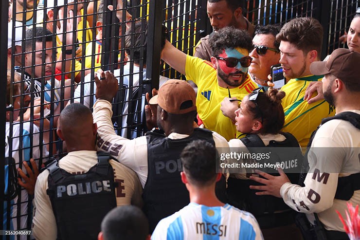 Nóng sự cố chung kết Copa America: Fan gây náo loạn, cảnh sát nỗ lực trấn áp - 7